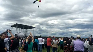 FOTO, VIDEO Acrobaţii aeriene, balon cu aer cald şi salturi cu paraşuta la Ploieşti Airshow 2017