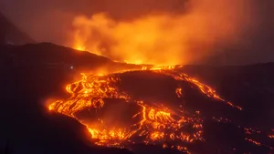 Erupția vulcanului Etna dă peste cap traficul aerian. Un important aeroport din sudul Italiei, închis