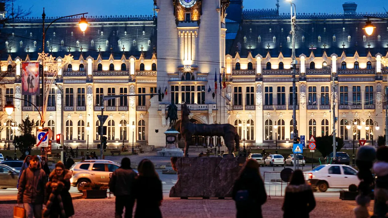 Verificări la Iaşi, după ce o statuie este lovită cu picioarele de către o femeie