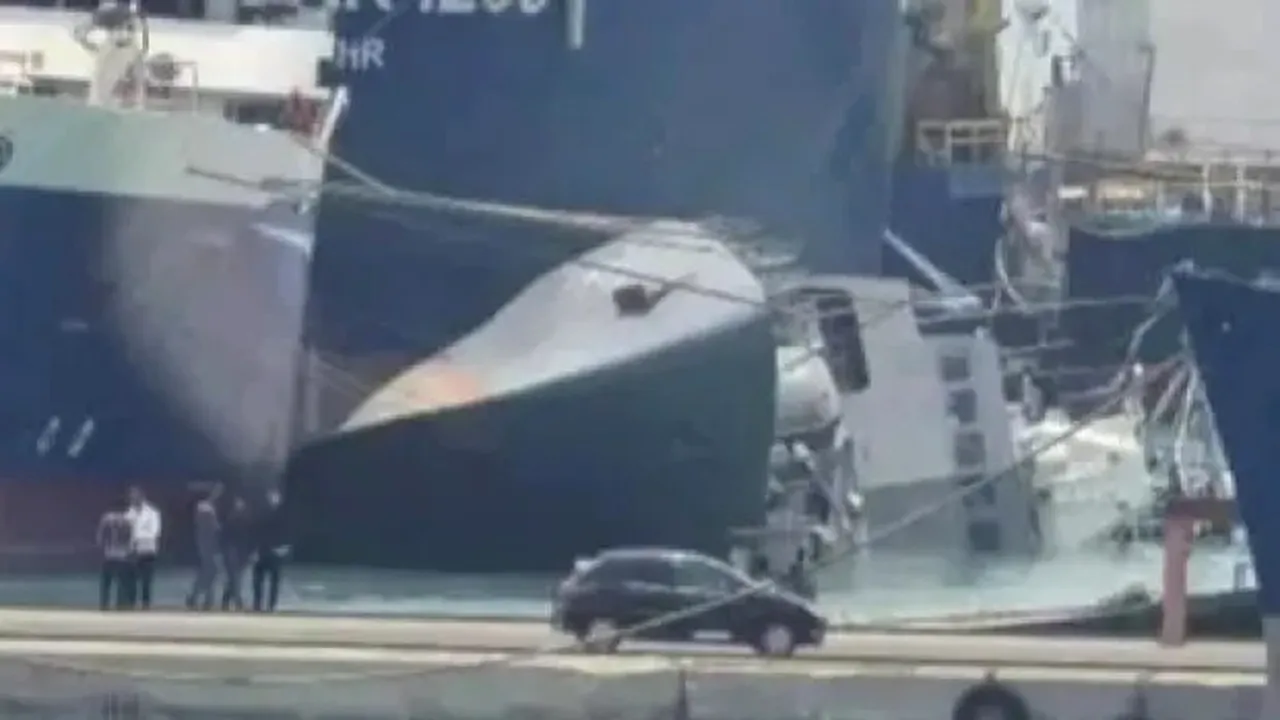 Una dintre cele mai mari şi moderne nave de război din Iran s-a răsturnat într-un port