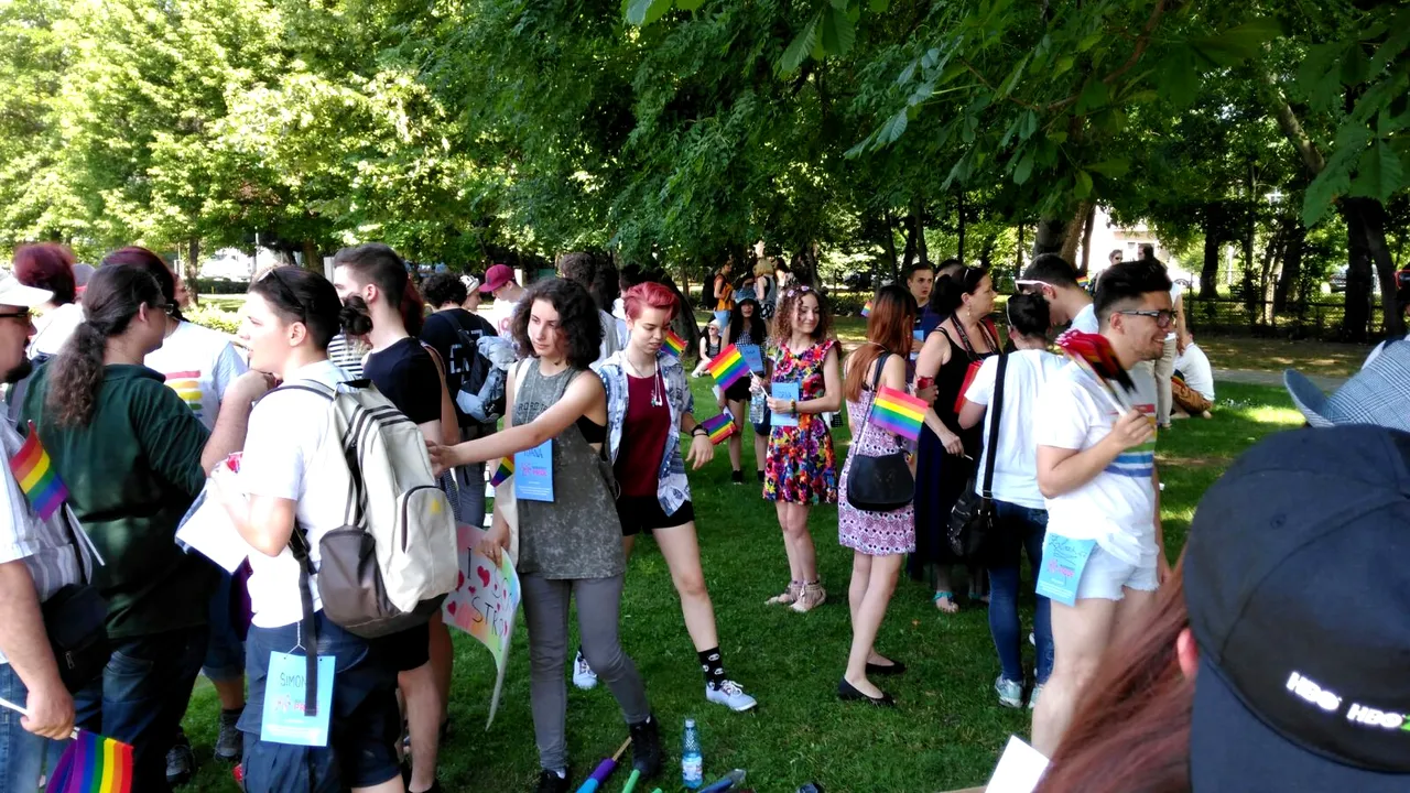 REPORTAJ - Peste 2500 de participanţi la Bucharest Gay Pride: Culoare, pacifism, diversitate şi toleranţă - FOTO, VIDEO