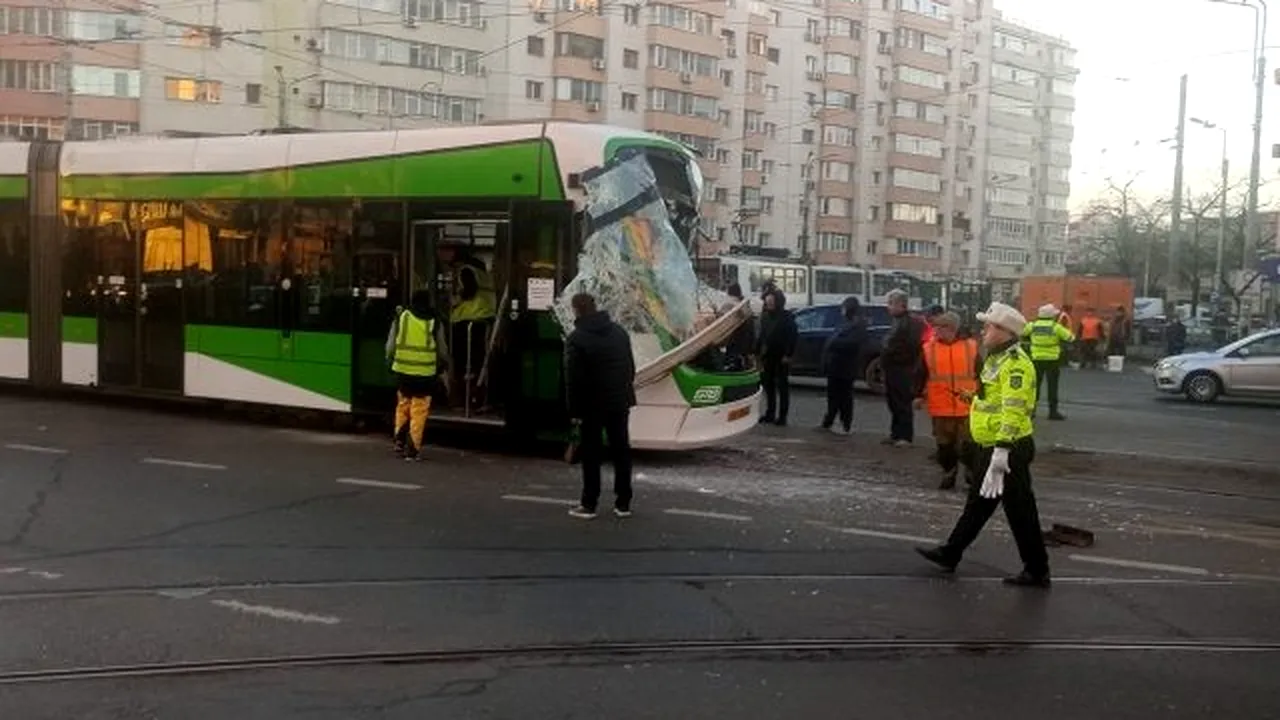 Două tramvaie s-au ciocnit în Capitală. STB cercetează cum s-a produs accidentul