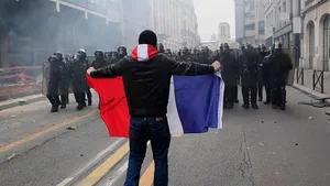 Noi violenţe în centrul Parisului: Forţele de ordine au folosit gaze lacrimogene împotriva protestatarilor. FOTO şi VIDEO