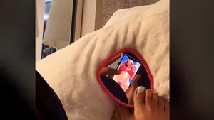 VIDEO Trucul folosit de o femeie pentru a vedea ce urmăreşte partenerul ei pe telefon