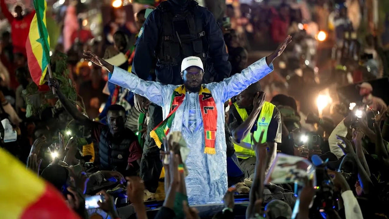 Eliberat din închisoare, candidatul opoziţiei la preşedinţia Senegalului atrage public la eveniment