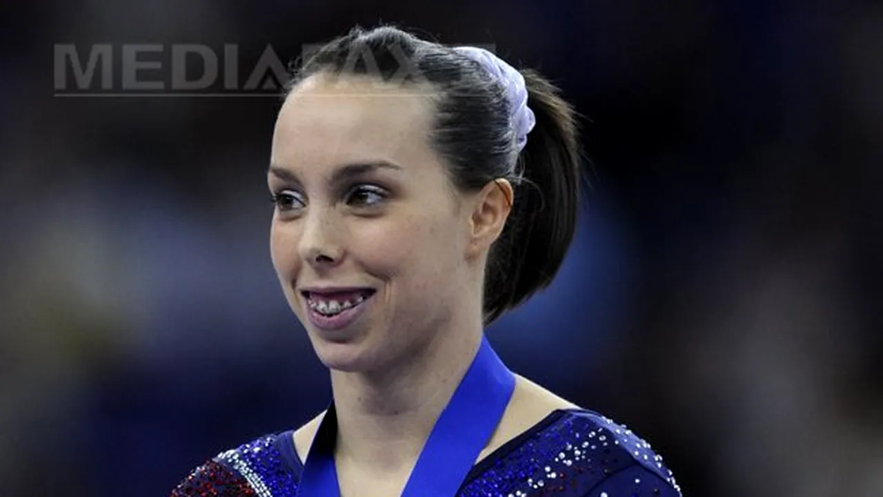 Gimnastele din lotul Marii Britanii se pregătesc la Oneşti
