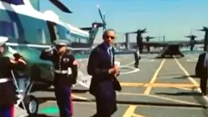 Barack Obama, criticat după ce a salutat un puşcaş marin în timp ce ţinea în mână o cană de cafea - VIDEO