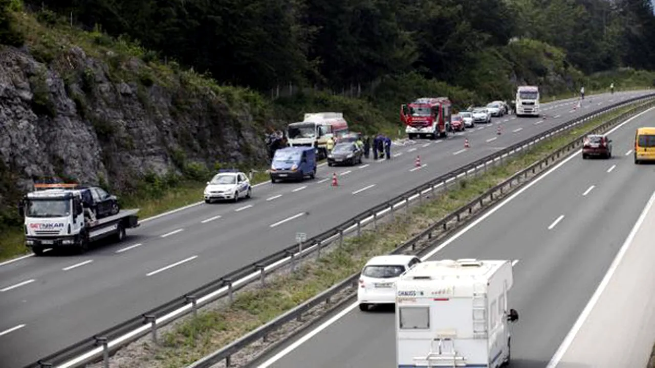 Patru morţi, dintre care o persoană cu cetăţenie română/italiană şi 30 de răniţi pe o autostradă din Slovenia, într-o tamponare între zeci de vehicule 