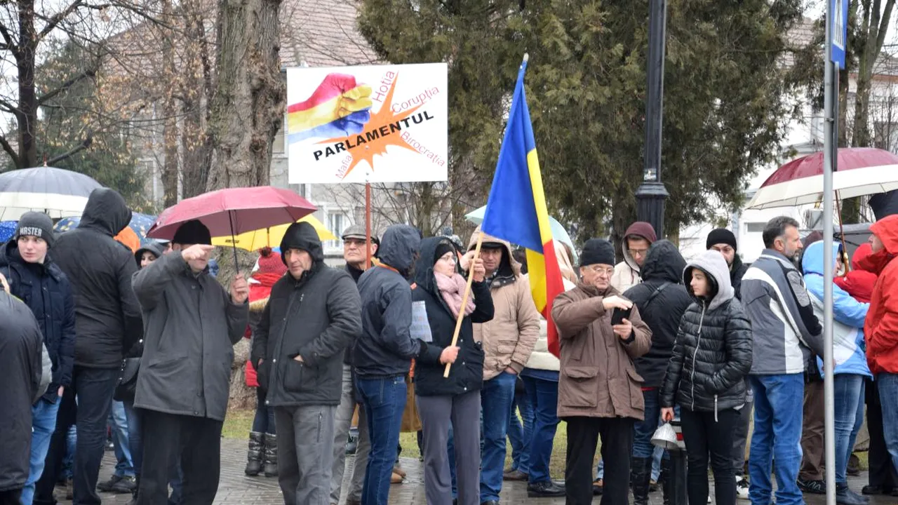 GALERIE FOTO, VIDEO Proteste de amploare în marile oraşe din ţară/ 30.000 de persoane în Iaşi, 40.000 în Sibiu/ Peste 50.000 de oameni au cântat Imnul Naţional la Cluj
