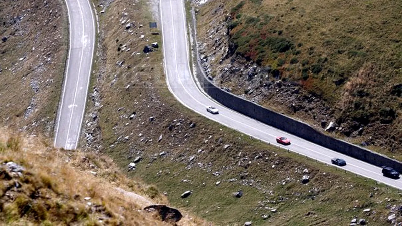 Şase autoturisme au rămas blocate pe Transfăgărăşan din cauza zăpezii. Maşinile au ajuns la Bâlea după intervenţia unui utilaj de deszăpezire