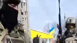 Curajul teribil al femeilor ucrainene în faţa puştilor de asalt ruseşti: „Lasă-ţi armele jos şi luptă cu noi!”