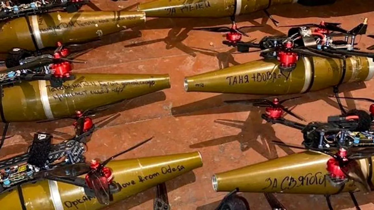 Războiul dronelor în Ucraina: de la cele tactice Bayraktar, la cele mici de tipul FPV, care sunt acum vedetele. În primele două luni din 2024, Ucraina a produs aproximativ 200.000 de drone FPV