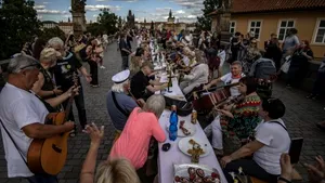 VIDEO. Mii de oameni au participat la o „petrecere de adio” pentru coronavirus. Unde s-a întâmplat