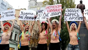 Mai multe ucrainence protestează cu sânii dezgoliţi faţă de vizita lui Vladimir Putin