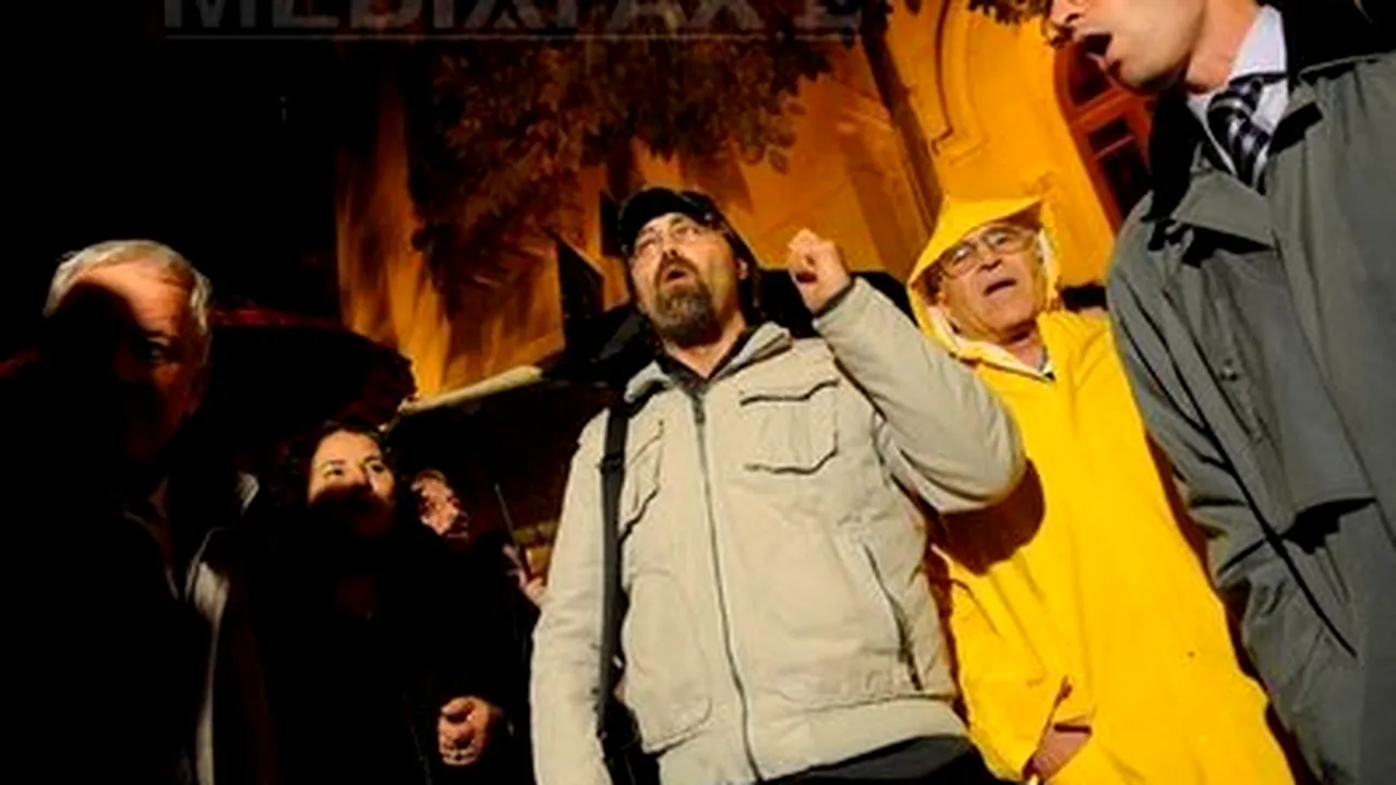 Tens Of Romanian Teachers Picket Education Ministry HQ