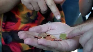 Salariile bugetarilor, majorate numai în funcţie de inflaţie, din aprilie