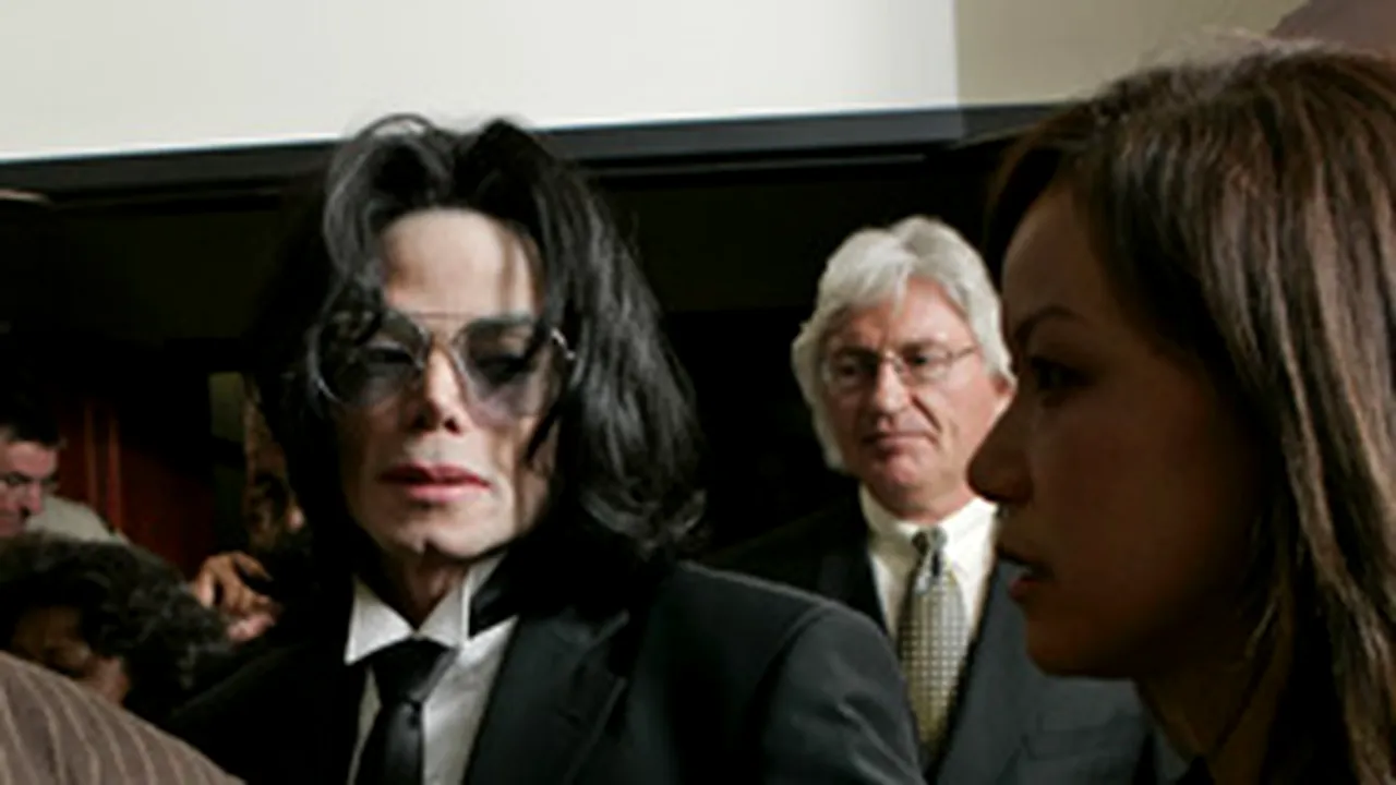 Michael Jackson, dat în judecată de avocaţii care l-au apărat în procesul de pedofilie
