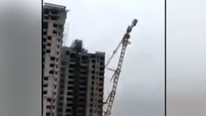 Scene înspăimântătoare: Momentul în care ciclonul „Fani”, care a lovit India, dărâmă o macara şi smulge bucăţi din acoperişurile clădirilor | VIDEO