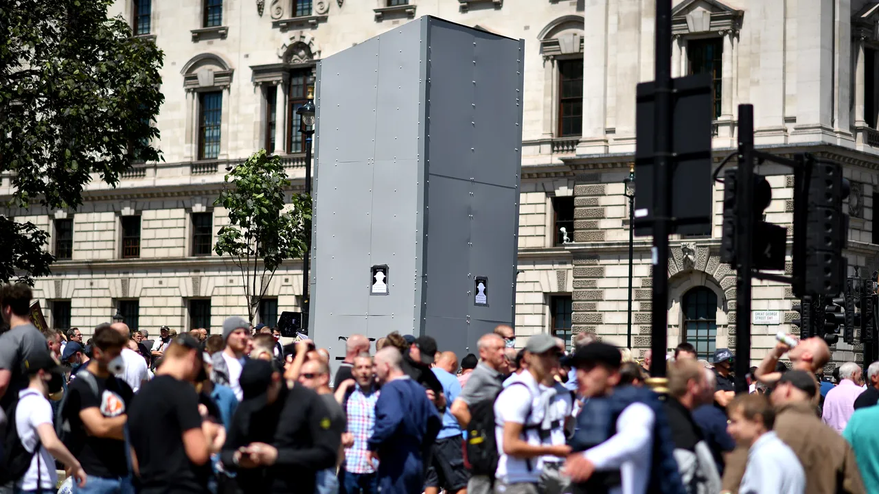 „Scut de metal” pentru statuile lui Churchill, Mandela şi memorialul Cenotaph. Decizia autorităţilor din Londra 