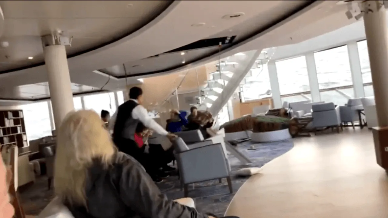 Momente terifiante la bordul vasului de croazieră din Marea Norvegiei. Nava a ajuns în siguranţă în port, după o operaţiune de salvare îndelungată | VIDEO