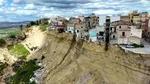 Panică într-o zonă calamitată. O nouă fisură a apărut între locuințe aproape de locul în care s-au prăbușit numeroase case