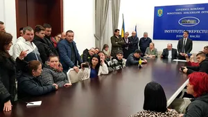 VIDEO: Revoltă la Bacău. Părinţii elevilor evacuaţi pentru cazarea persoanelor suspecte de coronavirus au protestat în faţa Prefecturii