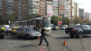 ACCIDENT GRAV în Capitală: Un autobuz a fost lovit de un tramvai. Zece persoane au fost rănite - IMAGINI de la locul accidentului