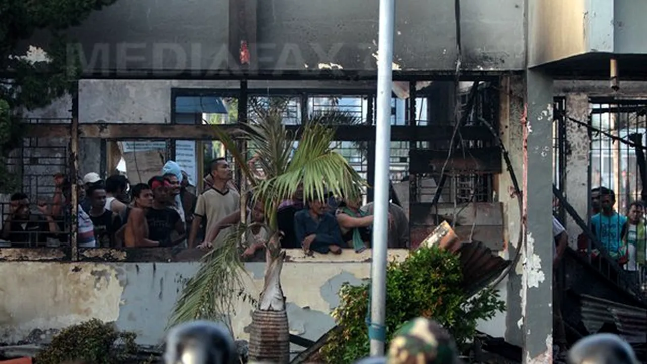 REVOLTĂ într-o închisoare indoneziană. Cinci deţinuţi au murit şi aproximativ 100 au evadat - FOTO