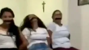 Un fotbalist brazilian şi-a legat de scaun femeile din familie pentru a nu ieşi din carantină.  Scenele halucinante, filmate. VIDEO