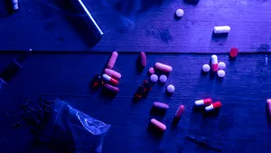 Droguri vândute prin „dead drop” și aplicații criptate de mesagerie. «Farmacie» de substanțe interzise destructurată de DIICOT