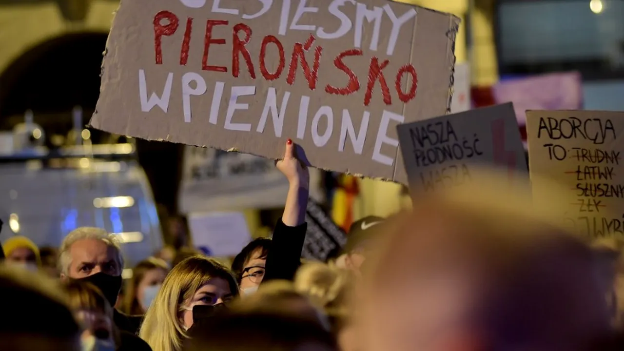 Mii de oameni protestează în Polonia, din cauza noii legi privind interzicerea avortului