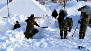 REPORTAJ: Sinistraţi la capătul puterilor, fără apă, alimente şi cu zăpada până la acoperişuri - GALERIE FOTO