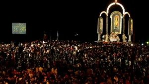 Mii de credincioşi au participat la slujba de Înviere pe plajă la Mangalia