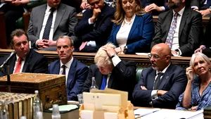 Noi demisii în Marea Britanie, pe fondul presiunilor intense pentru retragerea premierului Johnson