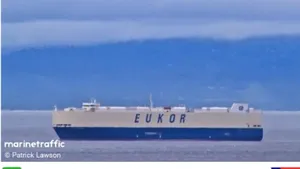 Navă care transporta 3.000 de mașini abandonată în Alaska din cauza unui incendiu