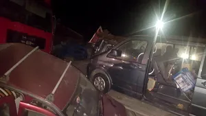  Trei persoane rănite într-un accident în urma căruia două maşini au căzut de pe un trailer