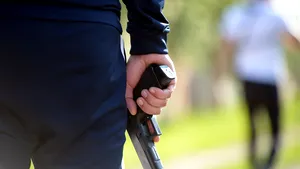 Bărbatul din Giurgiu care a tras cu pistolul de la fereastra locuinţei a fost reţinut. Poliţiştii efectuează percheziţii la domiciliul său 