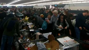 Sute de oameni s-au îmbulzit să prindă produsele la ofertă ale unui supermarket. Oferta care a creat haos în magazin | FOTO