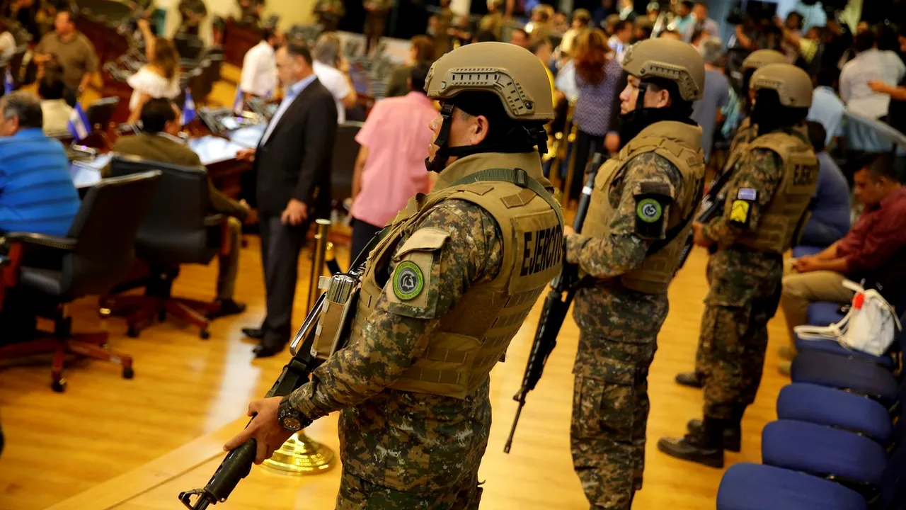 Momente tensionate în El Salvador. Preşedintele a intrat în Parlament, însoţit de militari înarmaţi