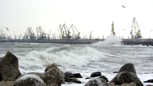 Manevrele în porturile Constanţa Nord, Constanţa Sud şi Midia, suspendate din cauza vântului