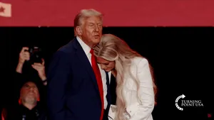 Donald Trump a pus crima lui Kirk pe seama „radicalilor de stânga” / Moment emoționant alături de văduva lui Kirk