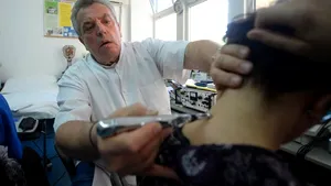 REPORTAJ: Laser-acupunctura tratează fără medicaţie şi efecte adverse de la oameni simpli la ambasadori - FOTO