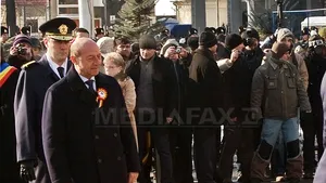 Traian Băsescu, huiduit şi la Focşani în timpul discursului şi al primirii onorului. Apoi a dansat în horă alături de simpatizanţi