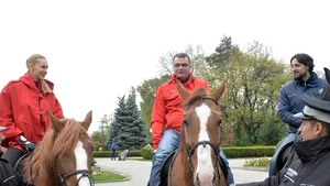 Roxana Ciuhulescu, Denis Ştefan şi Lucian Mîndruţă - demonstraţie cu cai, de Ziua Hemofiliei - FOTO