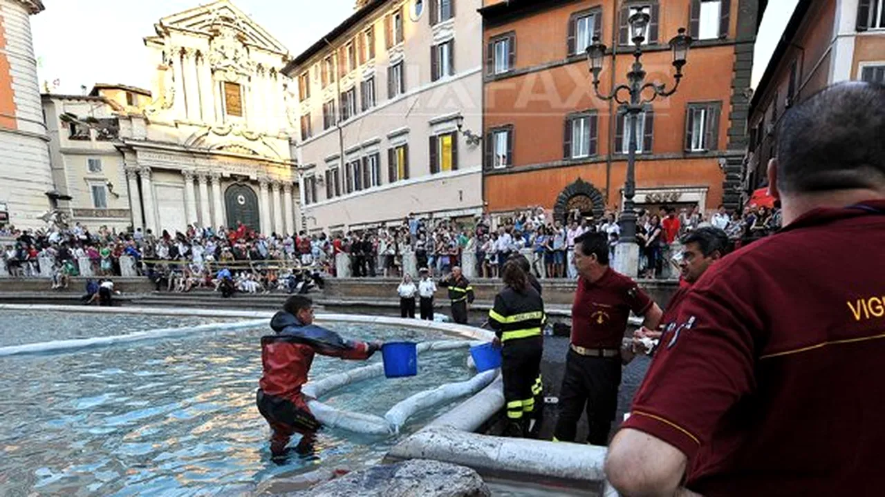 Fântâna Trevi din Roma, colorată în roşu de persoane necunoscute