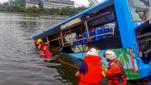 FOTO Act premeditat. A murit curmând viaţa a alte 20 de persoane. Şoferul unui autobuz şcolar a plonjat intenţionat într-un lac artificial 