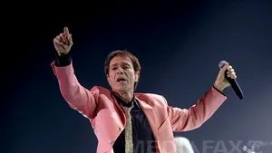 Cliff Richard va lansa cel de-al 100-lea album al său