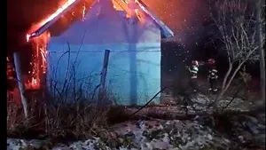 Doi frați din Bacău, găsiți carbonizați în casa care a luat foc