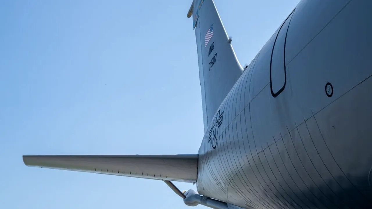 Epava avionului cargo dispărut în largul coastei Pakistanului a fost găsită. Căutările continuă pentru membrii echipajului