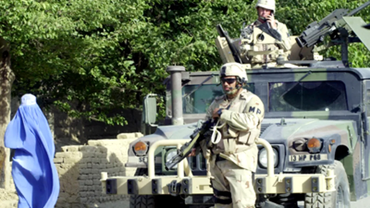 Trupele NATO riscă să îşi provoace singure înfrângerea în Afganistan